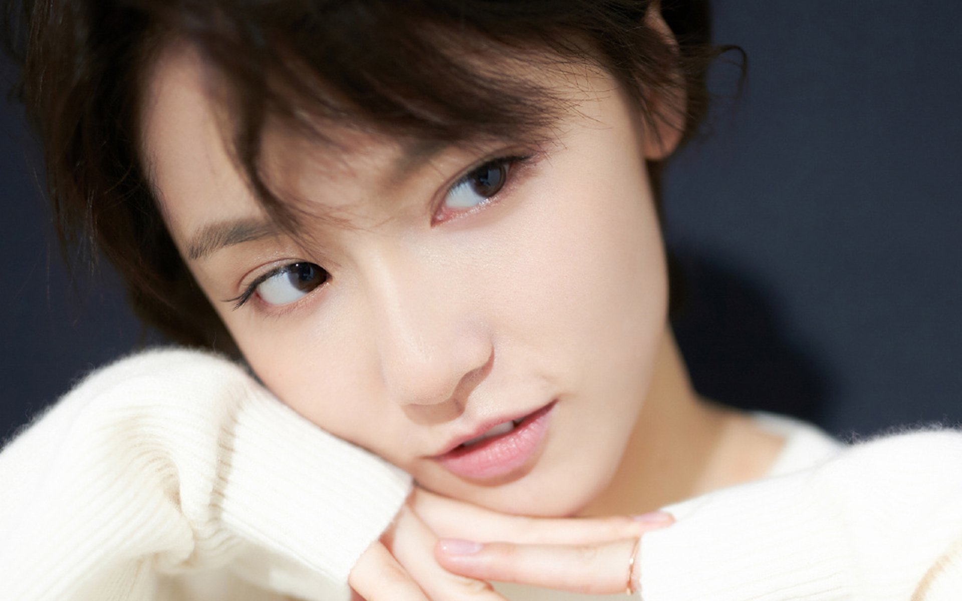 张雨霏与偶像合影传承游泳精神,张雨霏80分钟内揽获两块金牌