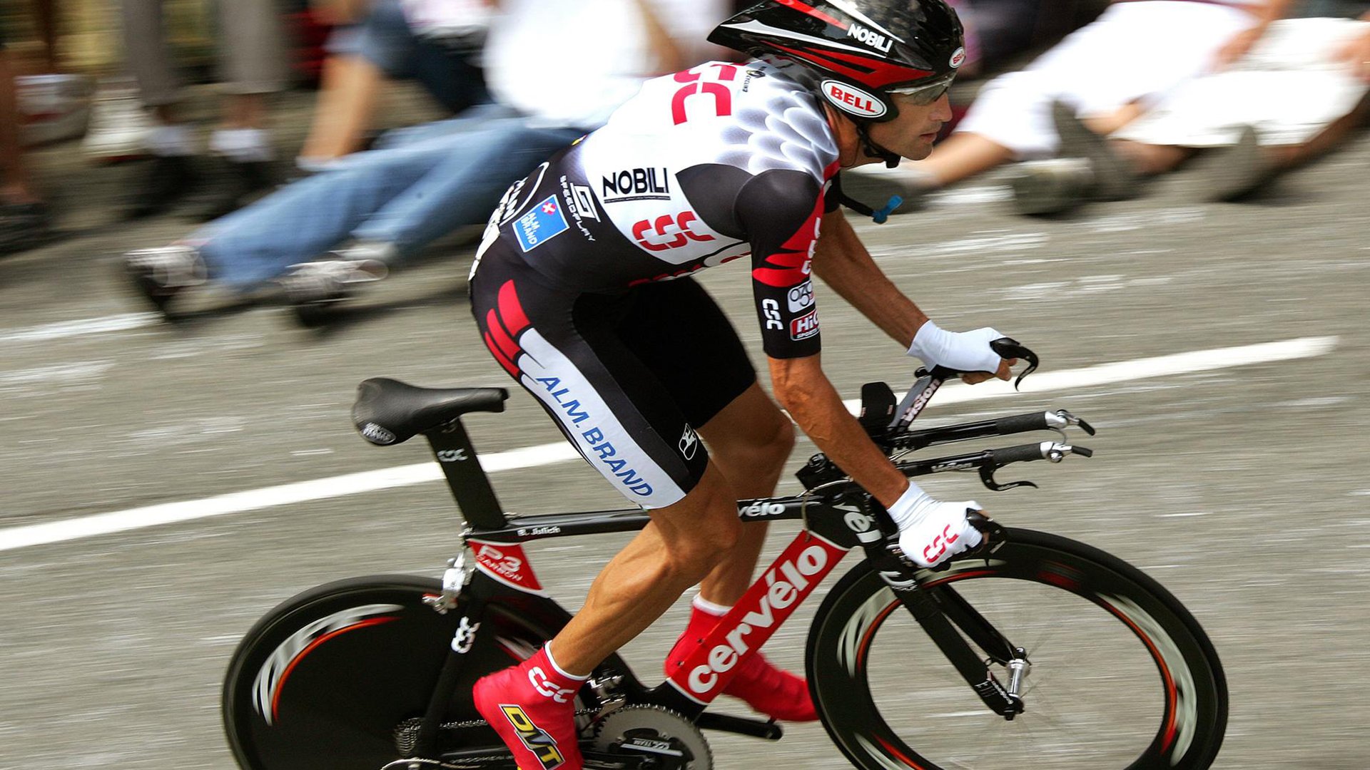 乐鱼（中国）体育官方网站-乡村滑翔伞飞行节，天空中的速度与自由，滑翔伞飞行视频(上)