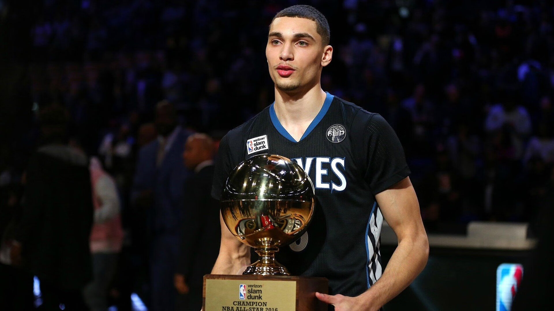 乐鱼游戏-西甲：巴萨5-1大胜奥萨苏纳，莱万多次破门表现出色，巴萨对战奥萨苏纳