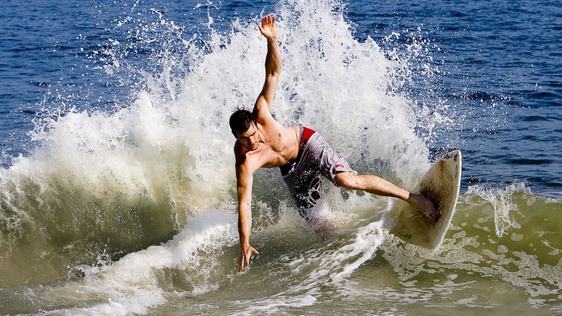 F1产业链的全球布局与发展，f1集团业务